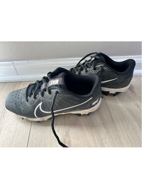 Nike girls softball shoes